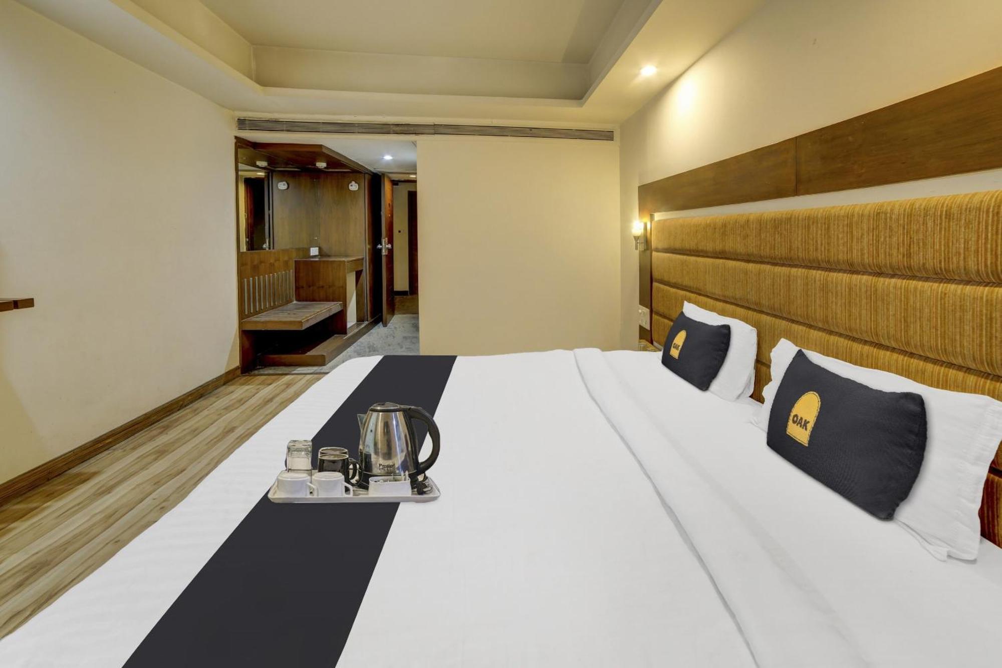 Collection O Cambay Sapphire Hotel Sarkhej Buitenkant foto
