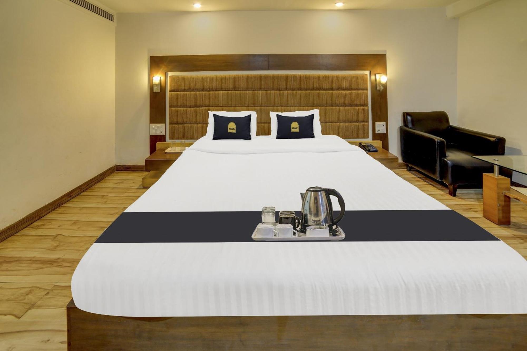 Collection O Cambay Sapphire Hotel Sarkhej Buitenkant foto