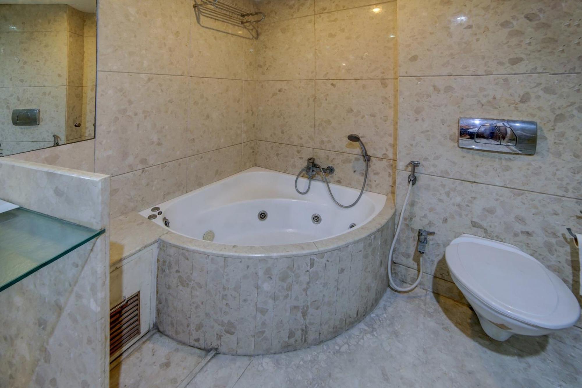 Collection O Cambay Sapphire Hotel Sarkhej Buitenkant foto