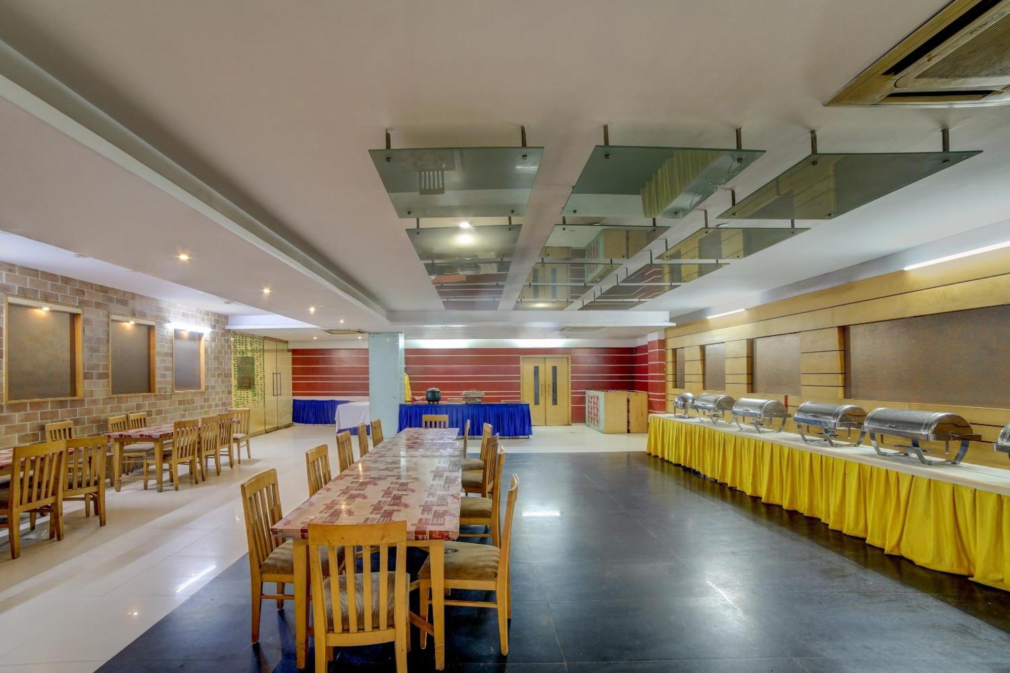 Collection O Cambay Sapphire Hotel Sarkhej Buitenkant foto
