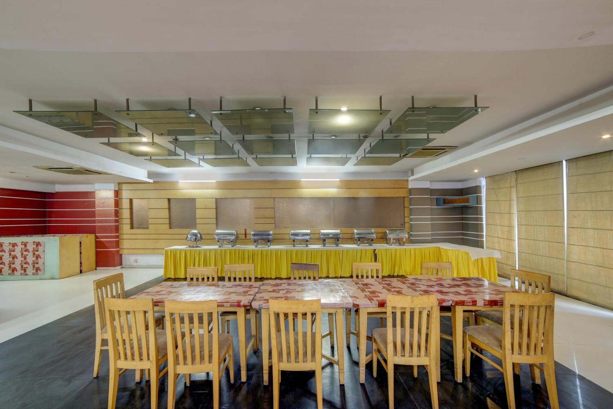 Collection O Cambay Sapphire Hotel Sarkhej Buitenkant foto